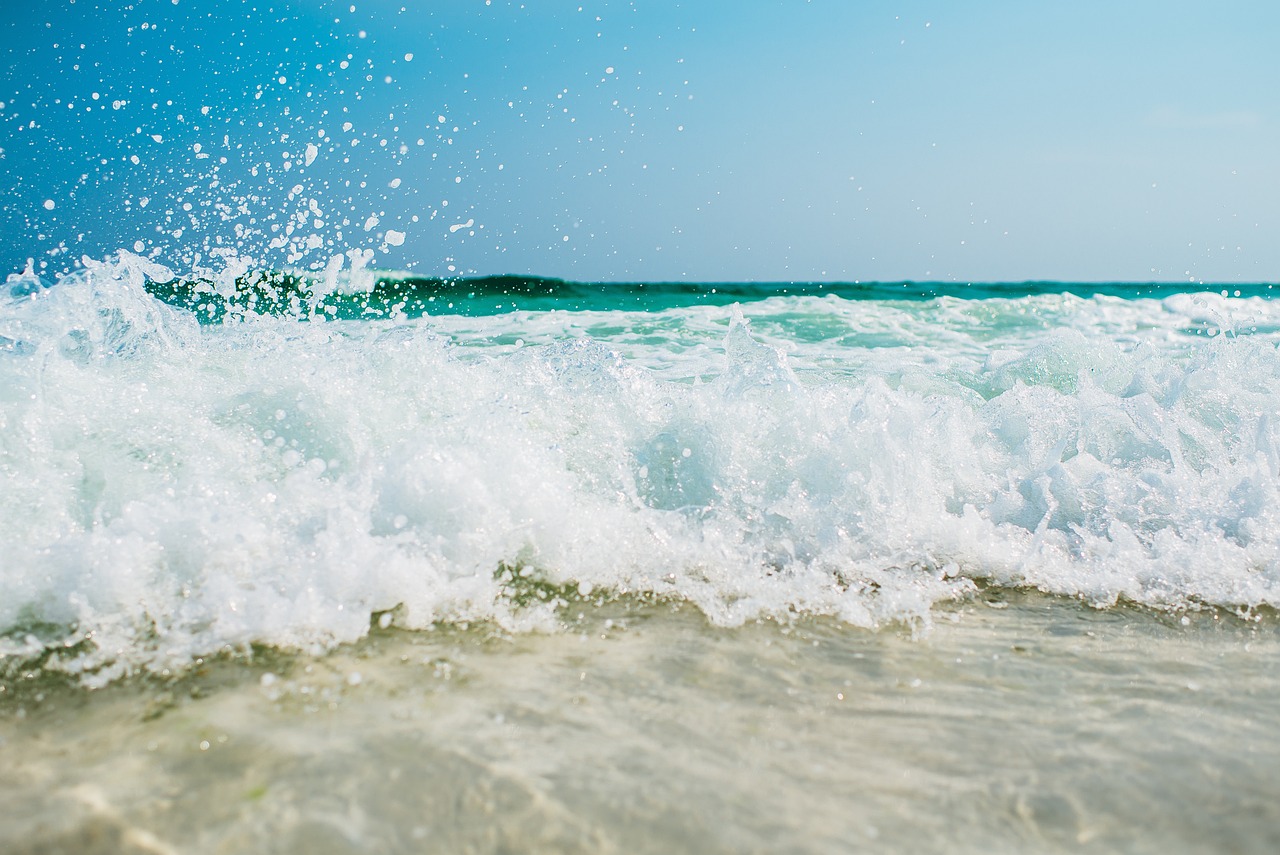 Mastering the Art of Ocean Waves: A Painting Tutorial